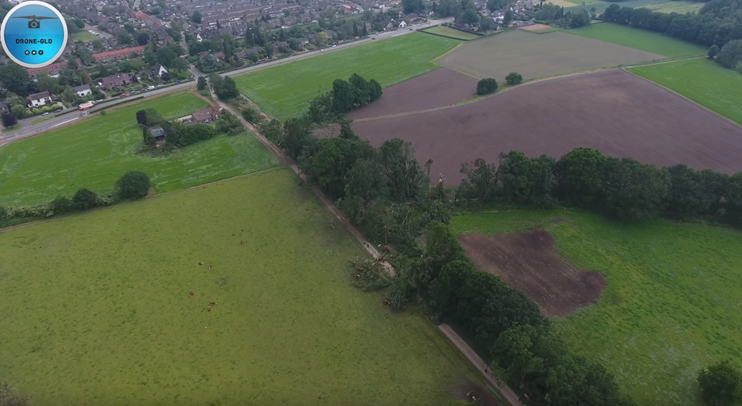 Achter Rheden is bij de dronebeelden te zien dat sprake is geweest van een multiple-vortex. Zie de twee stroken met schade. Bron: Drone-GLD (Youtube). Achter Rheden is bij de dronebeelden te zien dat sprake is geweest van een multiple-vortex. Zie de twee stroken met schade. Bron: Drone-GLD (Youtube).