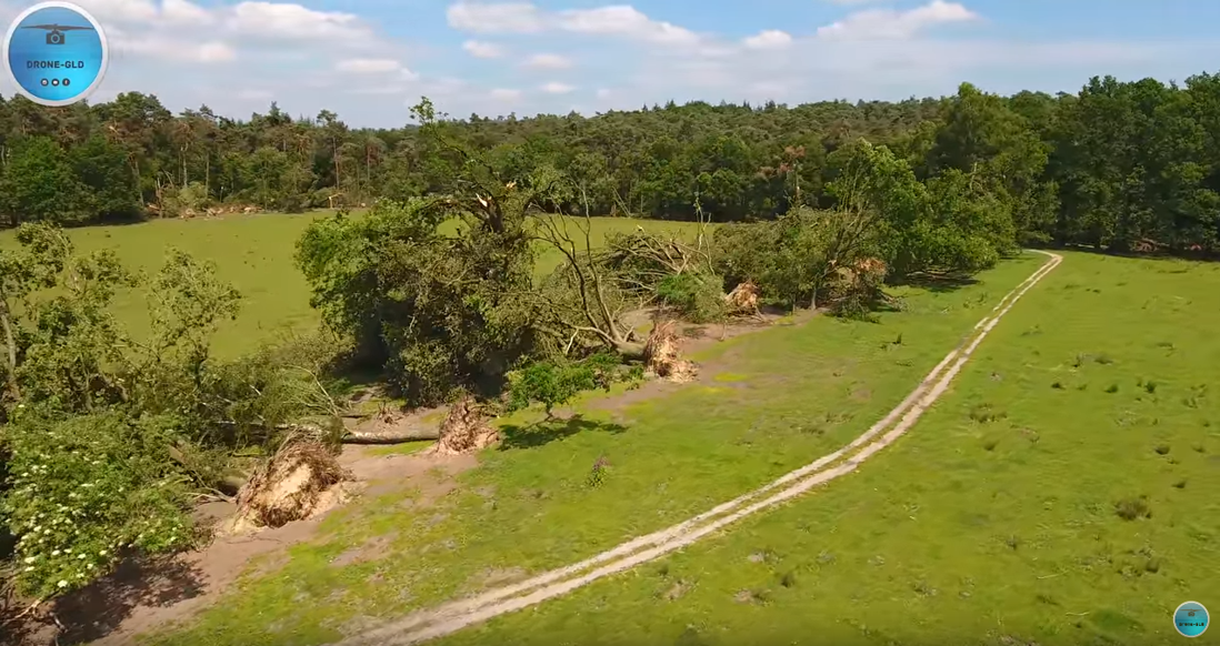 Bij pannenkoekenhuis de Carolinahoeve is de schade enorm. Bron: Drone-GLD (Youtube). Bij pannenkoekenhuis de Carolinahoeve is de schade enorm. Bron: Drone-GLD (Youtube).
