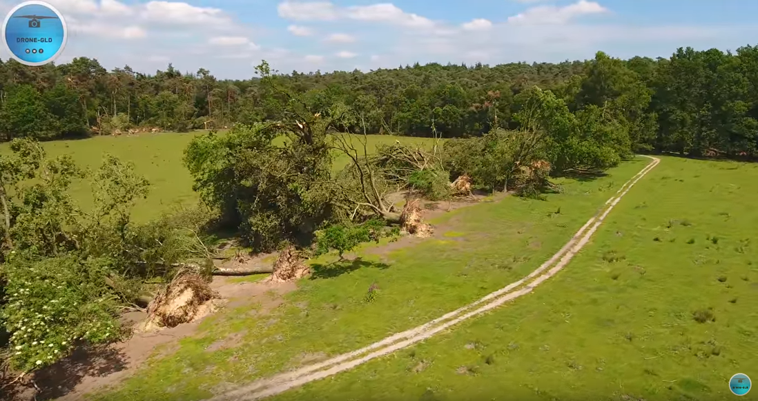 Bij pannenkoekenhuis de Carolinahoeve is de schade enorm. Bron: Drone-GLD (Youtube).