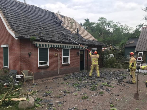 In het noorden en in Twente en de Achterhoek kwam het op veel plaatsen tot valwindschade. Maar niet in Haaksbergen! Daar trok tornado nummer 8 over. Bron: Brandweer Haaksbergen. In het noorden en in Twente en de Achterhoek kwam het op veel plaatsen tot valwindschade. Maar niet in Haaksbergen! Daar trok tornado nummer 8 over. Bron: Brandweer Haaksbergen.