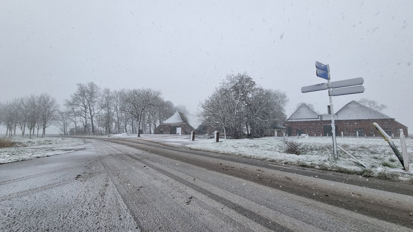 Foto gemaakt door Jannes Wiersema - Roodeschool - Ook op de weg blijft de sneeuw liggen.