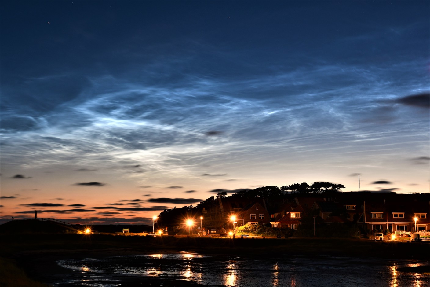 Foto gemaakt door Sytse Schoustra - Terschelling - Boven Terschelling waren gisteravond opnieuw prachtige lichtende nachtwolken te zien.