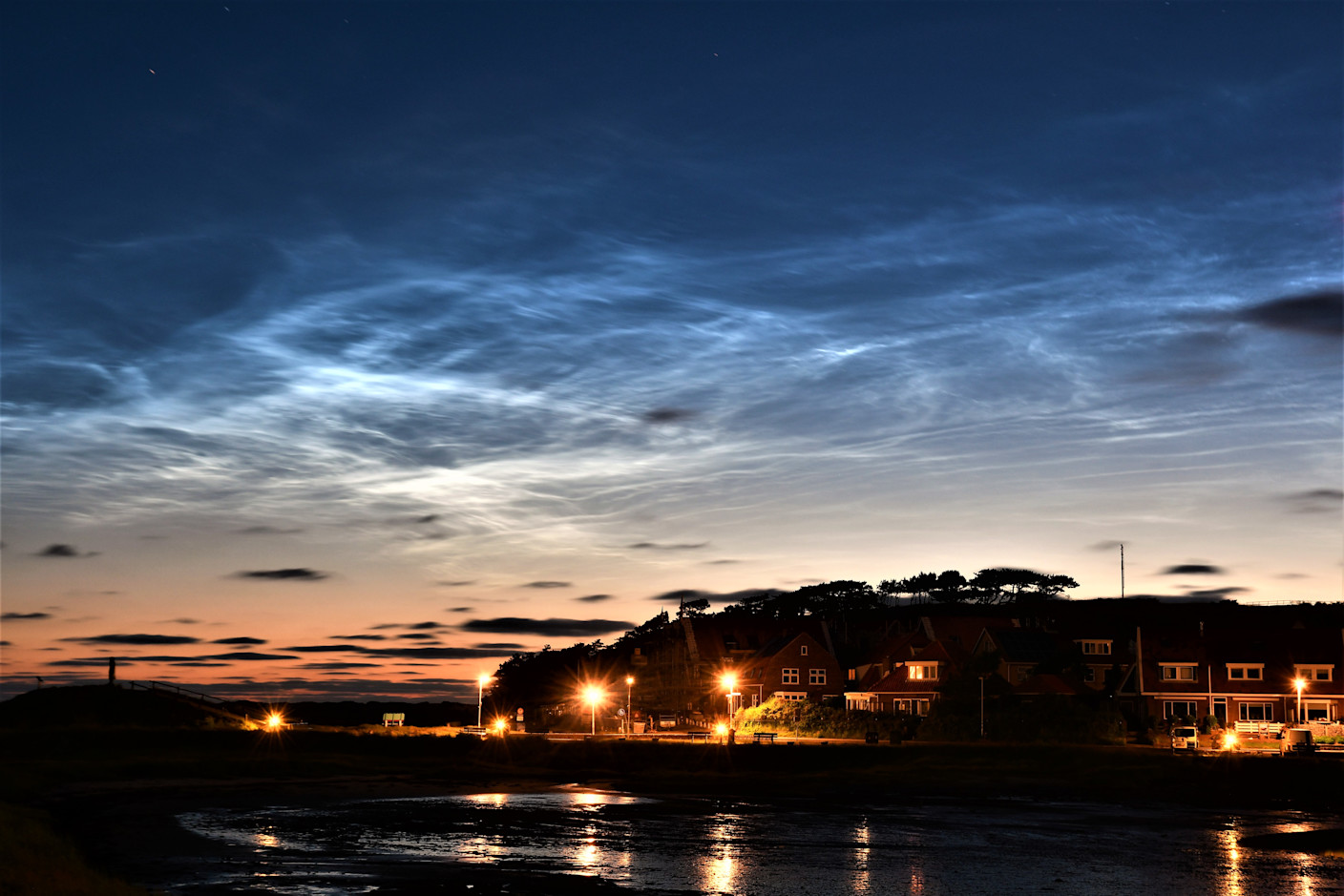 Foto gemaakt door Sytse Schoustra - Terschelling - Boven Terschelling waren gisteravond opnieuw prachtige lichtende nachtwolken te zien.