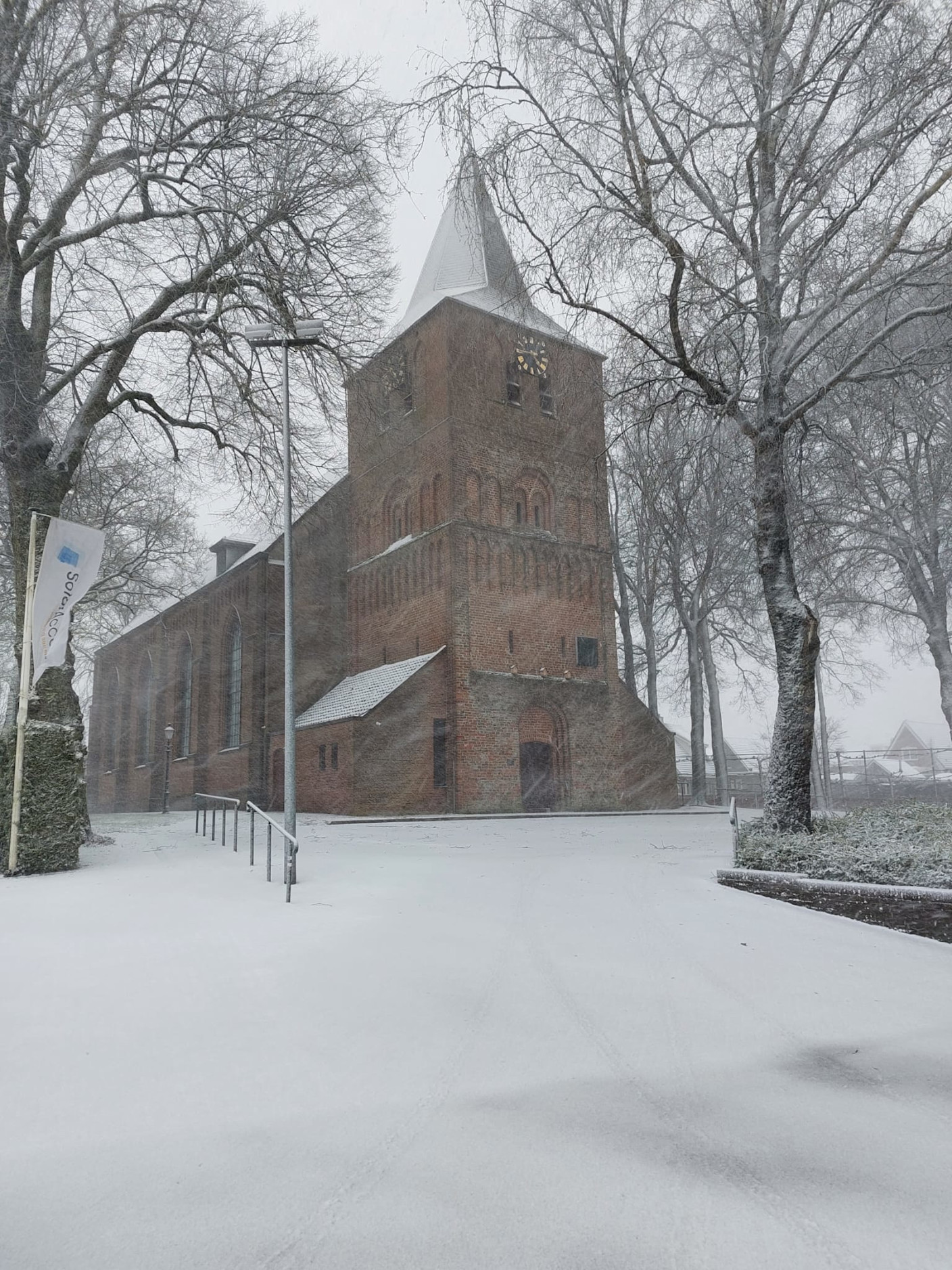 Foto gemaakt door Erik Bornkhorst - Garderen - Garderen op de Veluwe in de sneeuw. Foto gemaakt door Erik Bornkhorst - Garderen - Garderen op de Veluwe in de sneeuw.