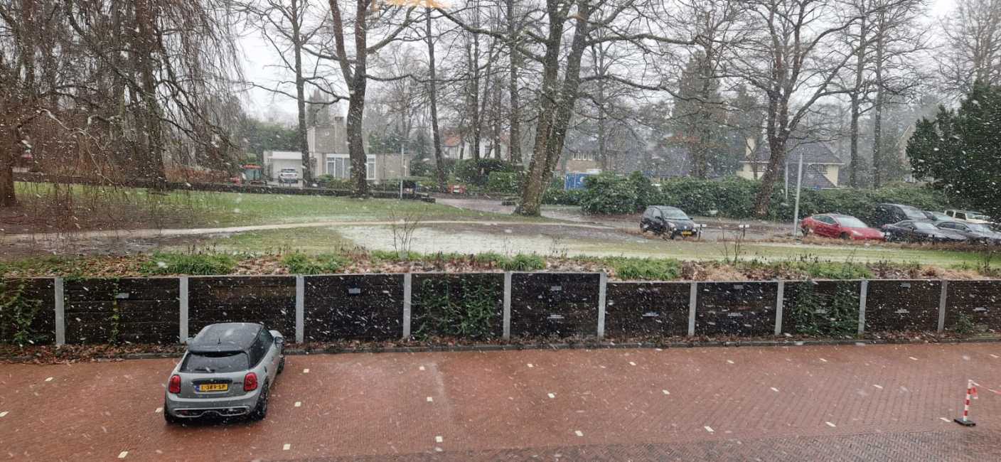 Foto gemaakt door Reinout van den Born - Hilversum - In Hilversum sneeuwt het lekker door.