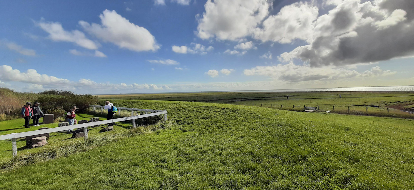 Foto gemaakt door Grieta Spannenburg - Gröde - Blik vanaf de terp met daarop het dorpje op Gröde, over het eiland naar de Waddenzee. Foto gemaakt door Grieta Spannenburg - Gröde - Blik vanaf de terp met daarop het dorpje op Gröde, over het eiland naar de Waddenzee.