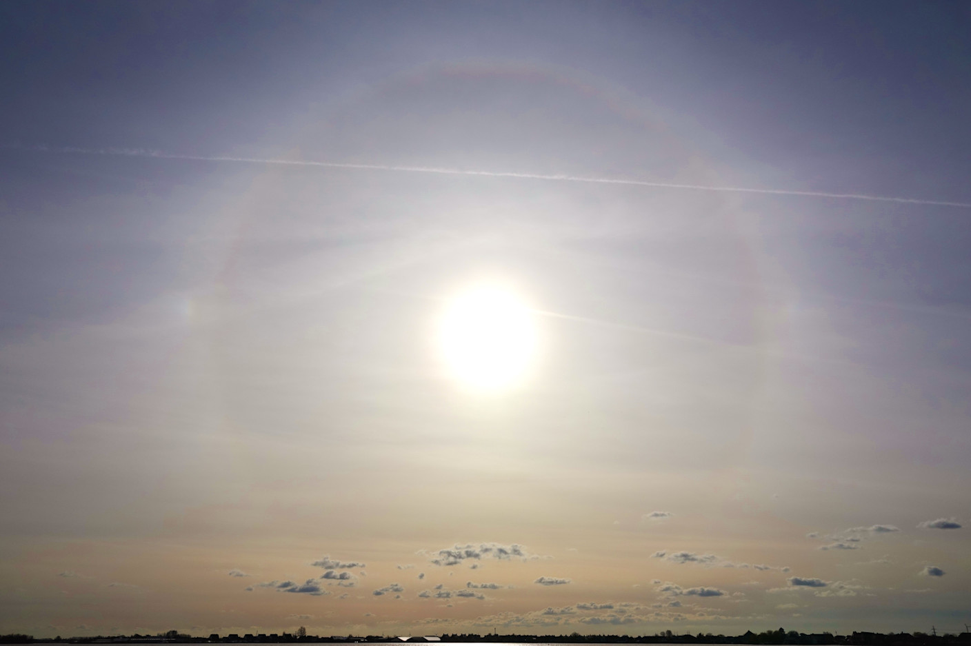 Foto gemaakt door Ton Wesselius - Roelofarendsveen - Een halo rond de zon, woensdag in de buurt van Roelofarendsveen.