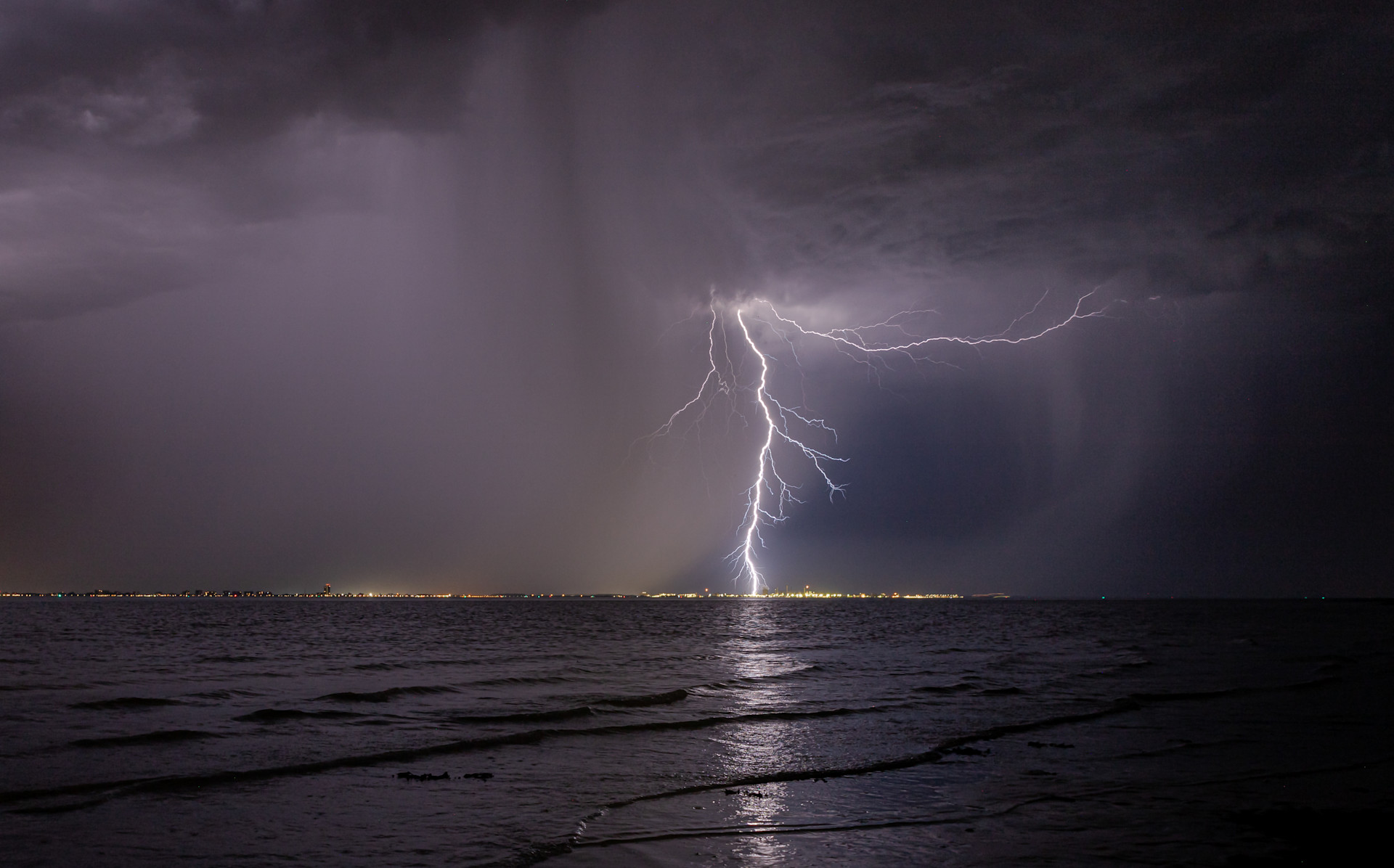 Donder en bliksem: do’s en don’ts - Weer.nl