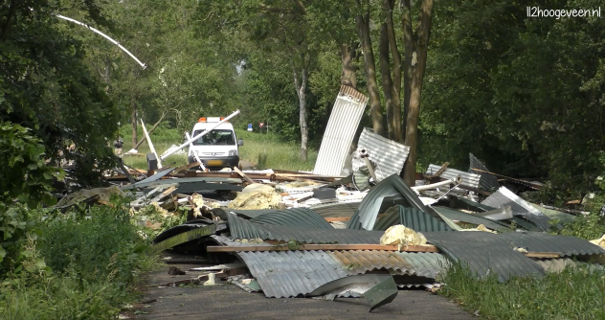 In Hoogeveen kwam een volgende tornado naar beneden. Een loods werd volledig verwoest. Bron: 112hoogeveen (Youtube). In Hoogeveen kwam een volgende tornado naar beneden. Een loods werd volledig verwoest. Bron: 112hoogeveen (Youtube).