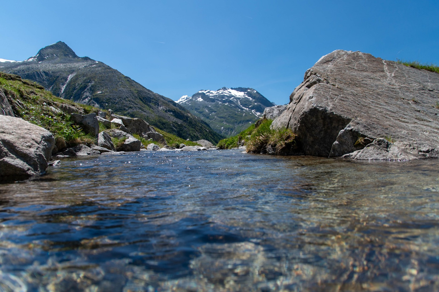 Foto gemaakt door Geert Molema - Malta (Kariinthië) - Er stroomt nog wel water door riviertjes in de Alpen, maar het is veel minder dan normaal door doordat de meeste sneeuw, ook in het hooggebergte, al gesmolten is. 