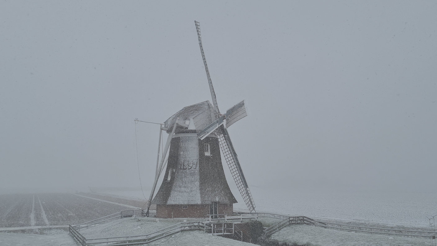 Foto gemaakt door Jannes Wiersema - Roodeschool - Rond molen De Goliath ziet het er winters uit.