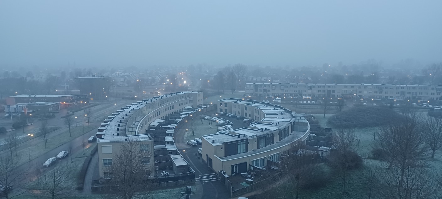 Foto gemaakt door Anne-Marie van Iersel. - Vlissingen - Ook in Vlissingen sneeuwt het en wordt het langzaam wit. 