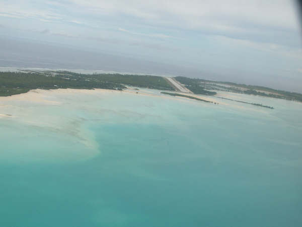 Foto gemaakt door Jopolopy - Tarawa - Het vliegveld van Tarawa. 